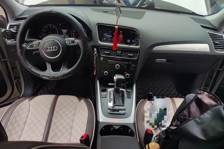 Used Audi Q5 2013 40 TFSI Technology Edition Center Console