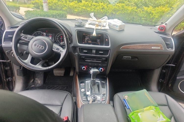 Used Audi Q5 2013 40 TFSI Comfort Edition Center Console