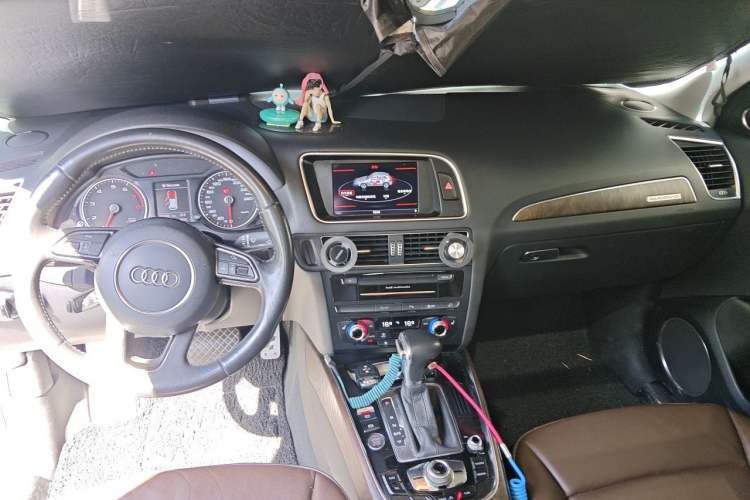 Used Audi Q5 2013 40 TFSI Comfort Edition Center Console