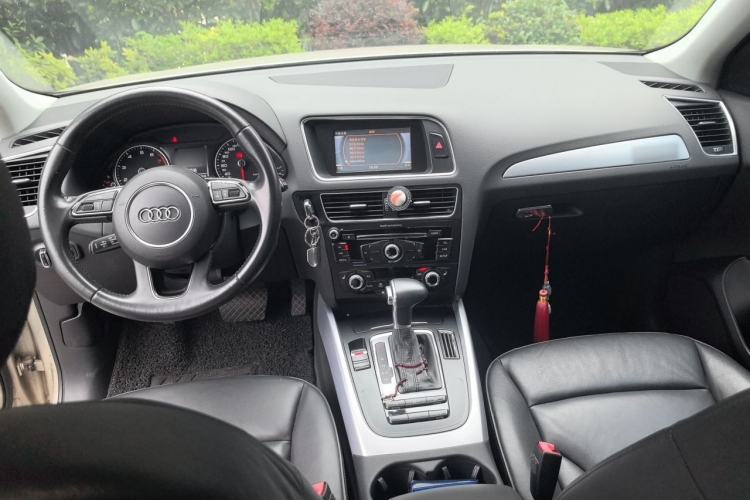 Used Audi Q5 2013 40 TFSI Technology Edition Center Console