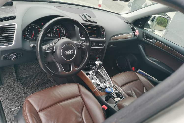 Used Audi Q5 2013 40 TFSI Comfort Edition Center Console