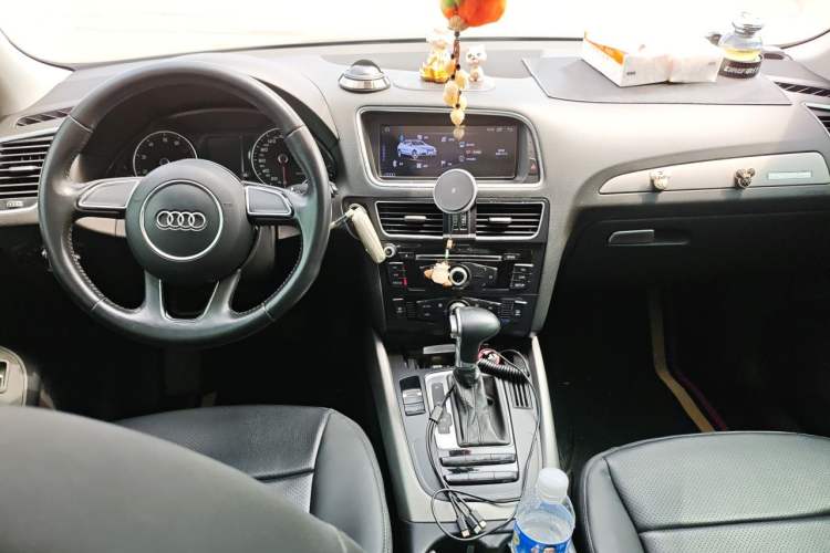 Used Audi Q5 2013 40 TFSI Ambition Center Console