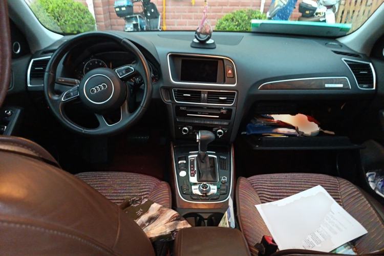 Used Audi Q5 2013 40 TFSI Ambition Center Console