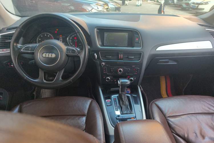 Used Audi Q5 2013 40 TFSI Technology Edition Center Console
