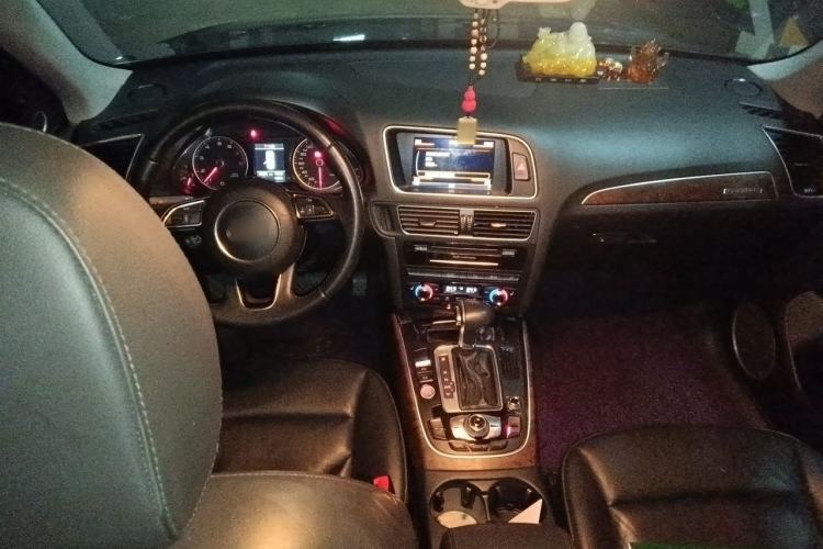 Used Audi Q5 2013 40 TFSI Comfort Edition Center Console