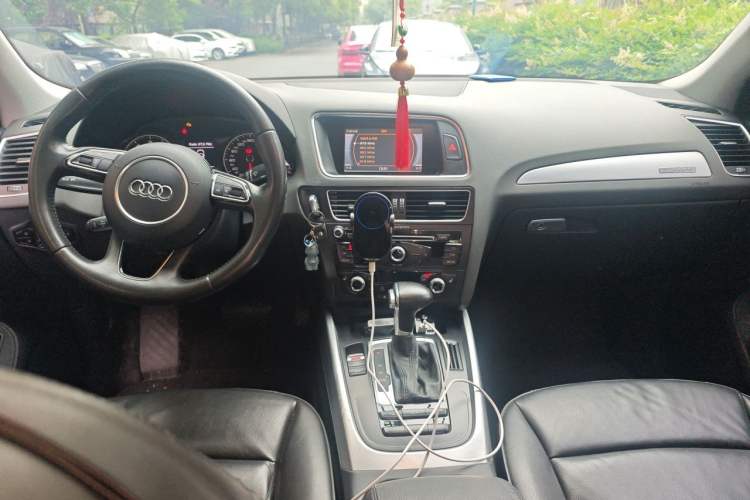 Used Audi Q5 2013 40 TFSI Technology Edition Center Console