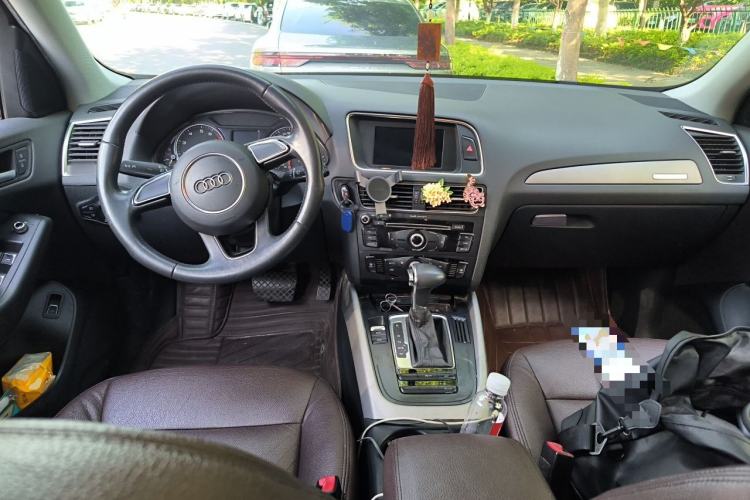 Used Audi Q5 2013 40 TFSI Ambition Center Console