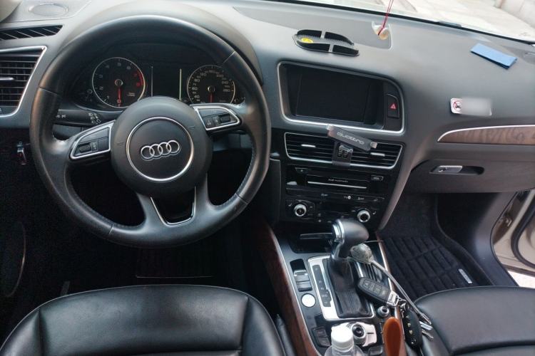 Used Audi Q5 2013 40 TFSI Comfort Edition Center Console