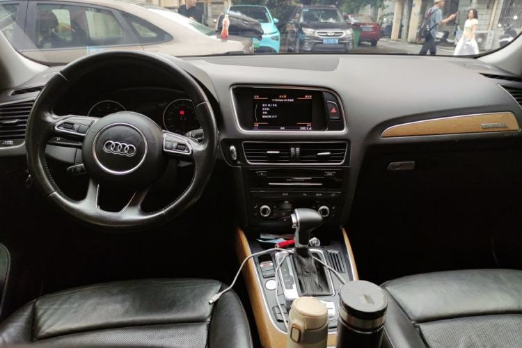 Used Audi Q5 2013 40 TFSI Luxury Model Center Console
