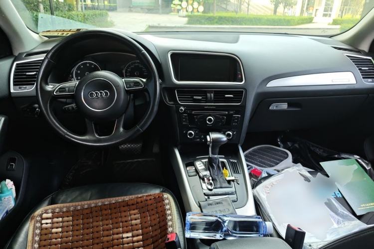 Used Audi Q5 2013 40 TFSI Technology Edition Center Console