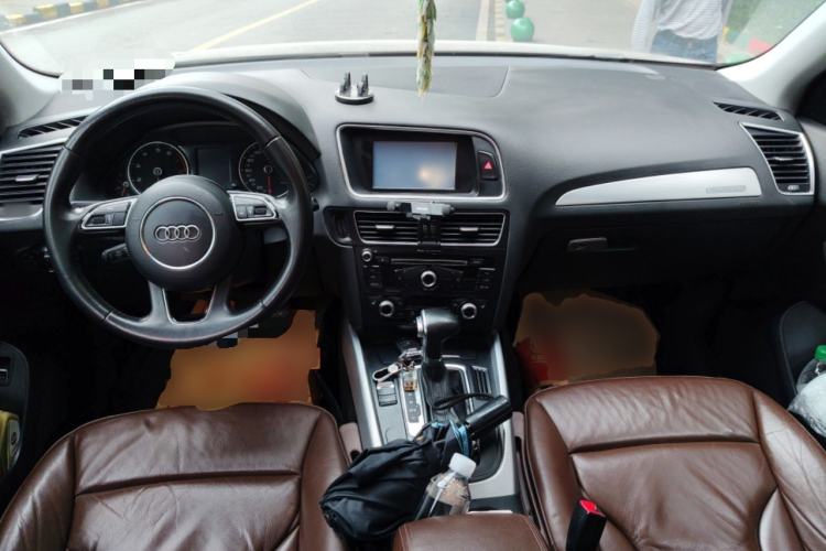 Used Audi Q5 2013 40 TFSI Technology Edition Center Console