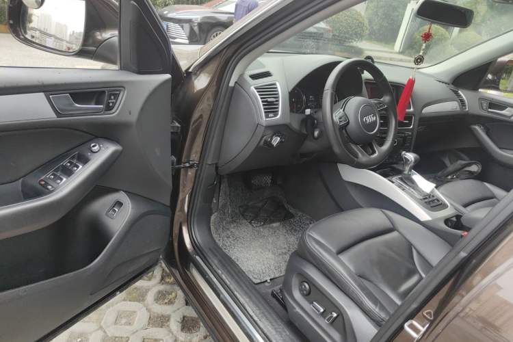 Used Audi Q5 2013 40 TFSI Technology Edition Driver Seat