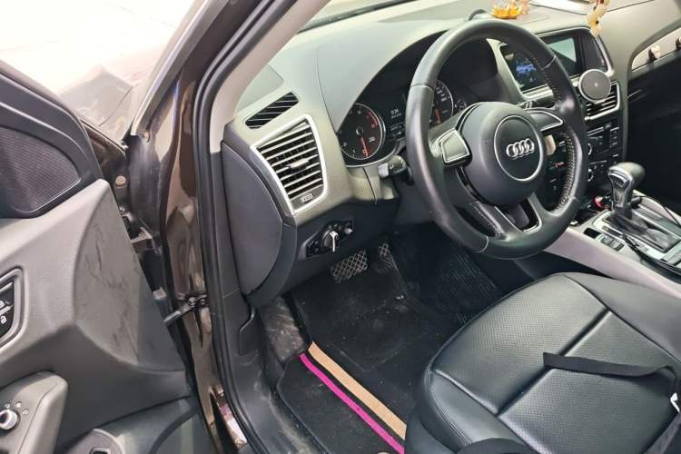 Used Audi Q5 2013 40 TFSI Ambition Driver Seat