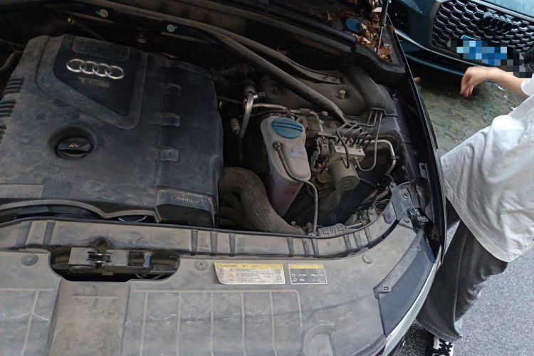 Used Audi Q5 2013 40 TFSI Ambition Engine Bay Left