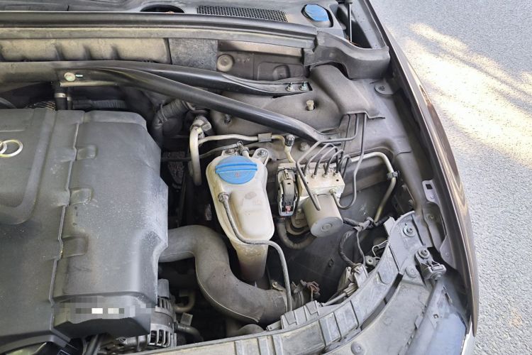 Used Audi Q5 2013 40 TFSI Ambition Engine Bay Left