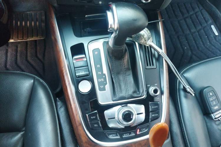 Used Audi Q5 2013 40 TFSI Comfort Edition Gear Lever