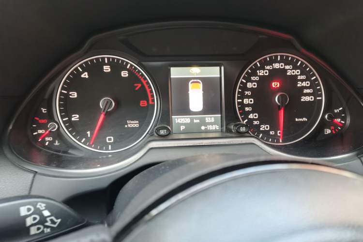 Used Audi Q5 2013 40 TFSI Comfort Edition Odometer Close Up