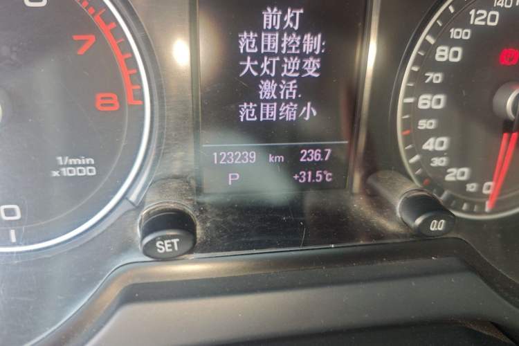Used Audi Q5 2013 40 TFSI Comfort Edition Odometer Close Up