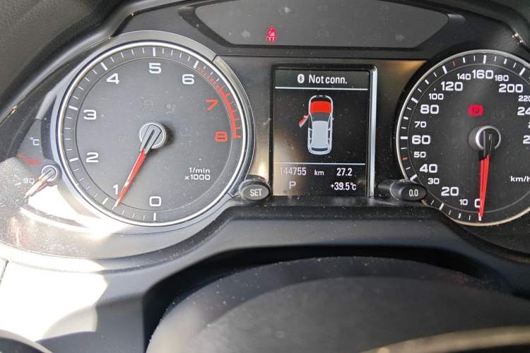 Used Audi Q5 2013 40 TFSI Comfort Edition Odometer Close Up