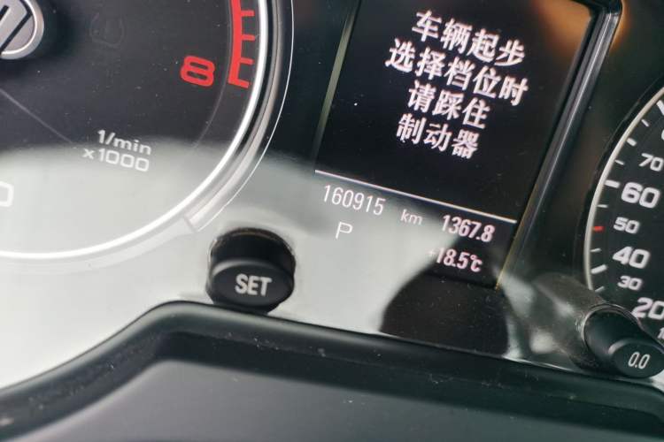 Used Audi Q5 2013 40 TFSI Comfort Edition Odometer Close Up