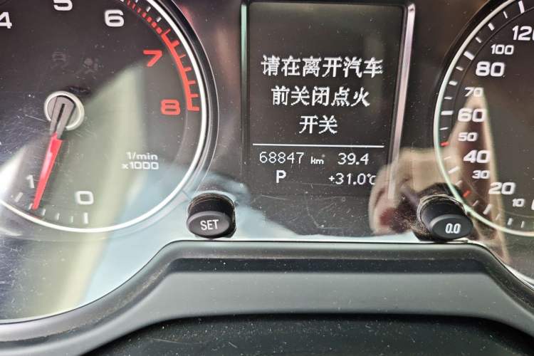 Used Audi Q5 2013 40 TFSI Ambition Odometer Close Up