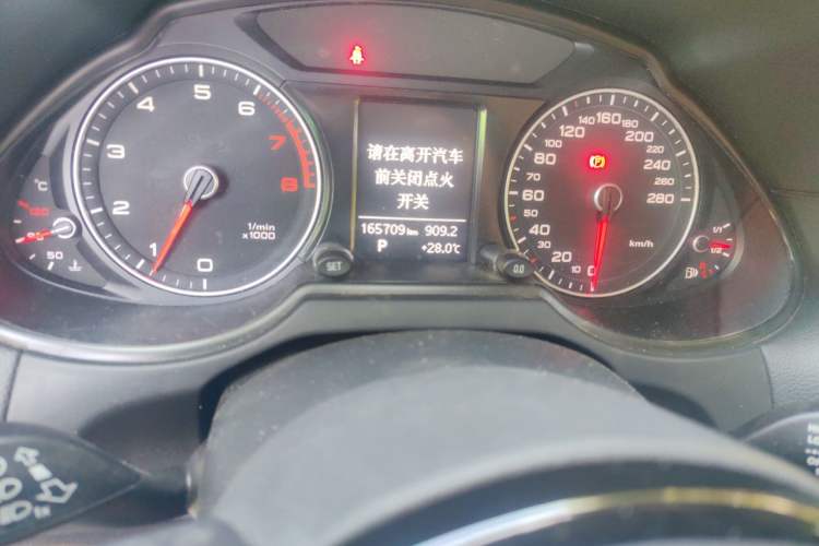 Used Audi Q5 2013 40 TFSI Technology Edition Odometer Close Up