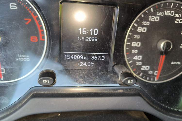 Used Audi Q5 2013 40 TFSI Ambition Odometer Close Up