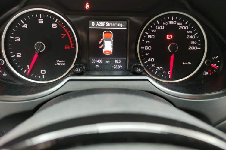 Used Audi Q5 2013 40 TFSI Luxury Model Odometer Close Up