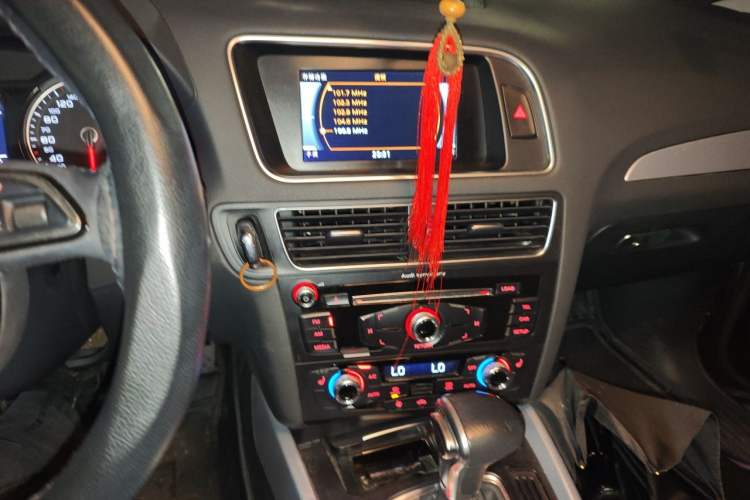 Used Audi Q5 2013 40 TFSI Technology Edition Audio And AC Panel