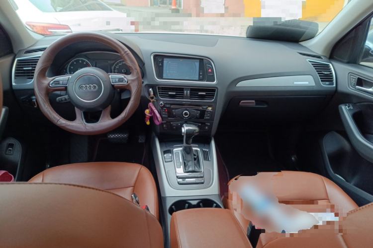 Used Audi Q5 2013 40 TFSI Ambition Center Console