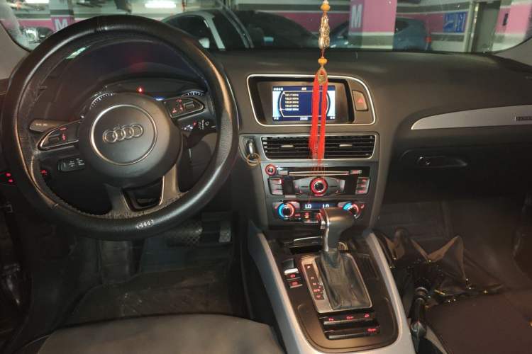 Used Audi Q5 2013 40 TFSI Technology Edition Center Console