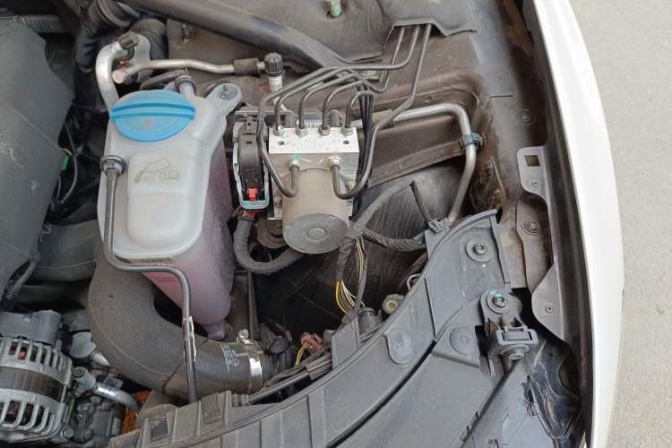 Used Audi Q5 2013 40 TFSI Ambition Engine Bay Left