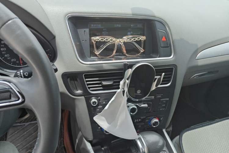 Used Audi Q5 2013 40 TFSI Technology Edition Audio And AC Panel