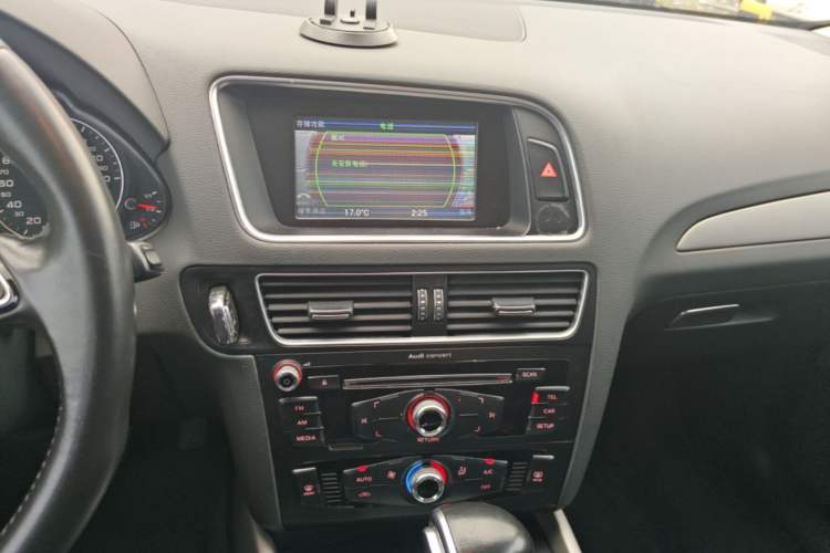 Used Audi Q5 2013 40 TFSI Ambition Audio And AC Panel