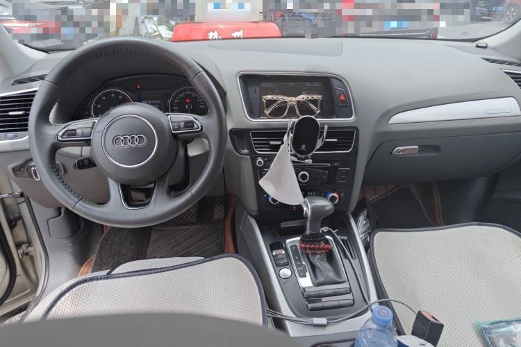 Used Audi Q5 2013 40 TFSI Technology Edition Center Console