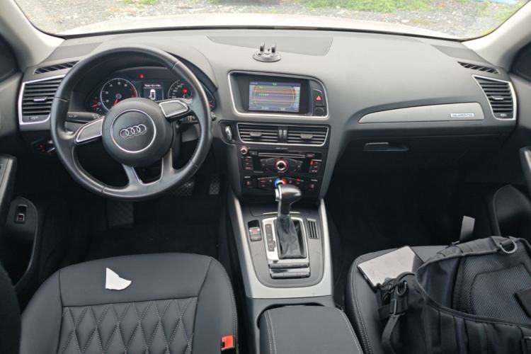 Used Audi Q5 2013 40 TFSI Ambition Center Console