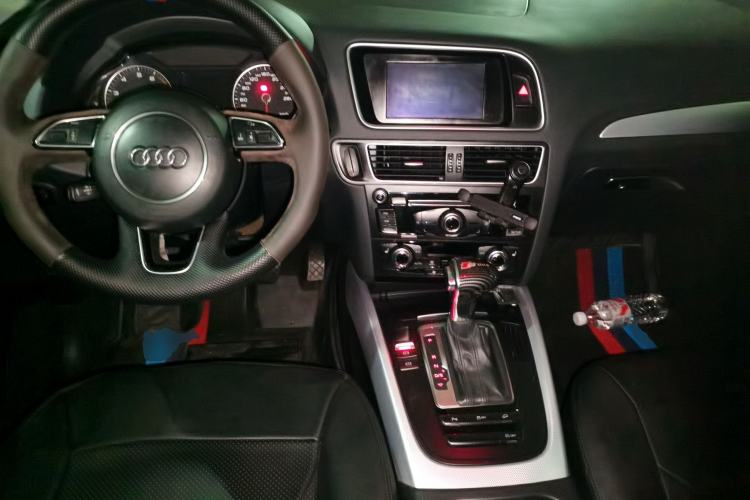 Used Audi Q5 2013 40 TFSI Technology Edition Center Console