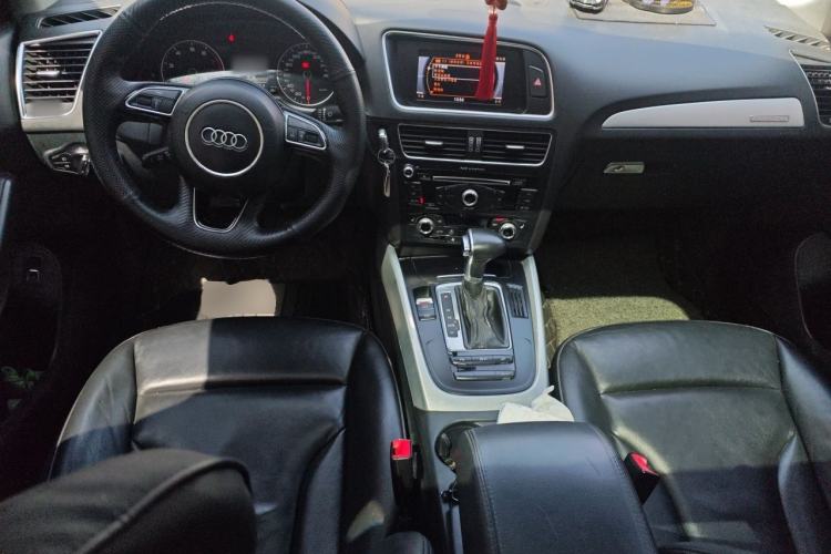 Used Audi Q5 2013 40 TFSI Ambition Center Console