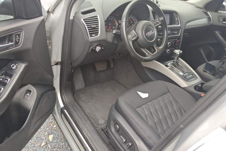 Used Audi Q5 2013 40 TFSI Ambition Driver Seat
