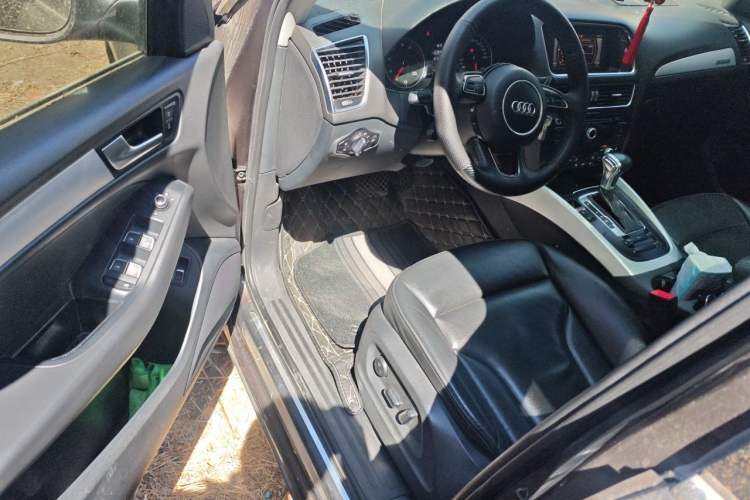 Used Audi Q5 2013 40 TFSI Ambition Driver Seat