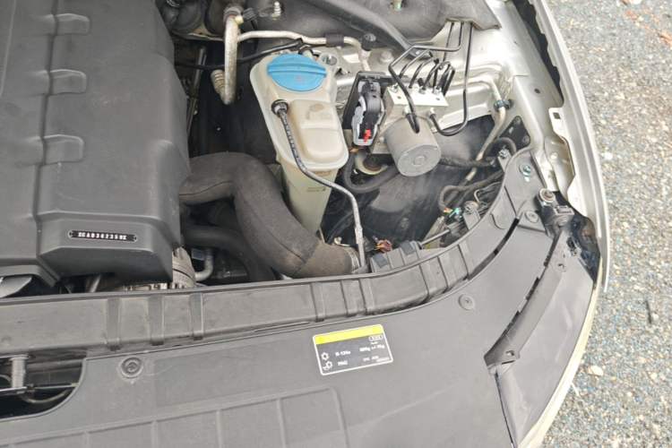 Used Audi Q5 2013 40 TFSI Ambition Engine Bay Left