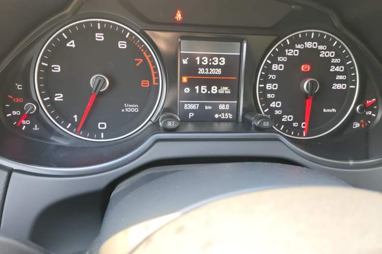 Used Audi Q5 2013 45 TFSI quattro Sport Edition Odometer Close Up