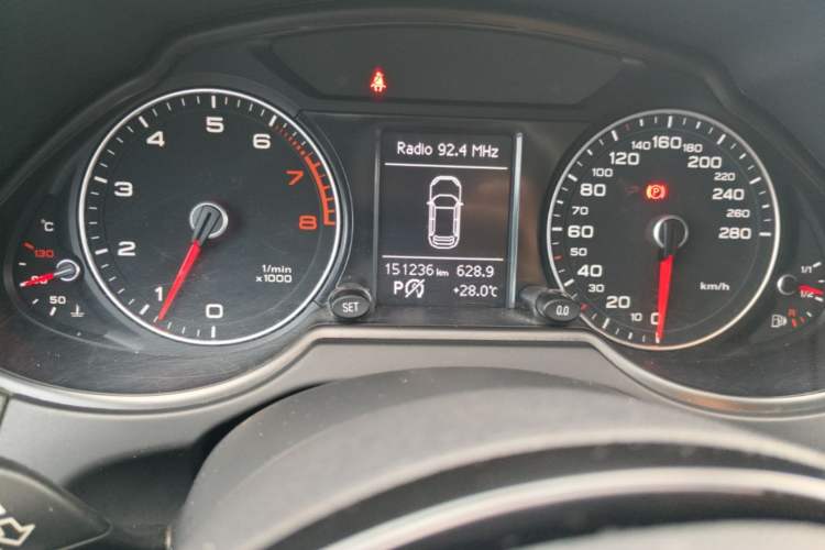 Used Audi Q5 2013 40 TFSI Ambition Odometer Close Up