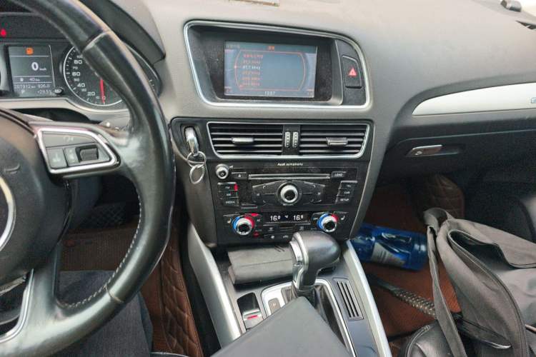 Used Audi Q5 2013 40 TFSI Technology Edition Audio And AC Panel