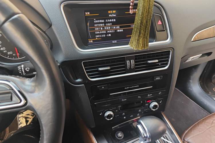 Used Audi Q5 2013 40 TFSI Comfort Edition Audio And AC Panel