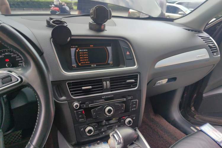 Used Audi Q5 2013 40 TFSI Technology Edition Audio And AC Panel