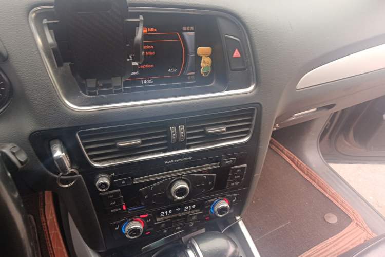 Used Audi Q5 2013 40 TFSI Technology Edition Audio And AC Panel