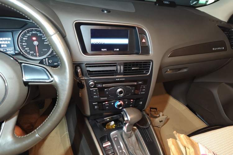 Used Audi Q5 2013 40 TFSI Ambition Audio And AC Panel