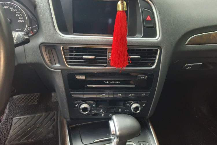 Used Audi Q5 2013 40 TFSI Technology Edition Audio And AC Panel
