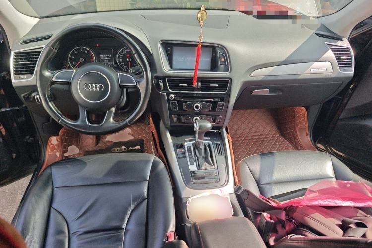 Used Audi Q5 2013 40 TFSI Ambition Center Console